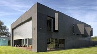 Seluruh akses masuk rumah dilindungi beton yang dapat menutup rapat. Istimewa/Allthatsinteresting.