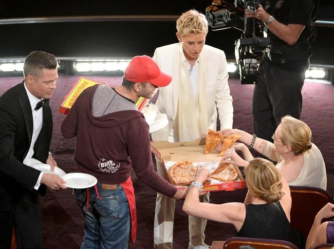 Tak diragukan lagi kalau Ellen DeGeneres adalah presenter andal yang selalu sukses menghidupkan suasana. Di Oscars 2014, ia memesan pizza di tengah-tengah acara, lengkap dengan pengantarnya. Dibantu Brad Pitt, Ellen pun membagikan pizza ke para selebriti yang hadir. Meryl Streep dan Julia Roberts tampak mengambil pizza dengan antusias dan melahapnya. Foto: dok. Getty Images