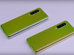 Menggenggam dan Mengoperasikan Ponsel Layar Lipat Galaxy Fold