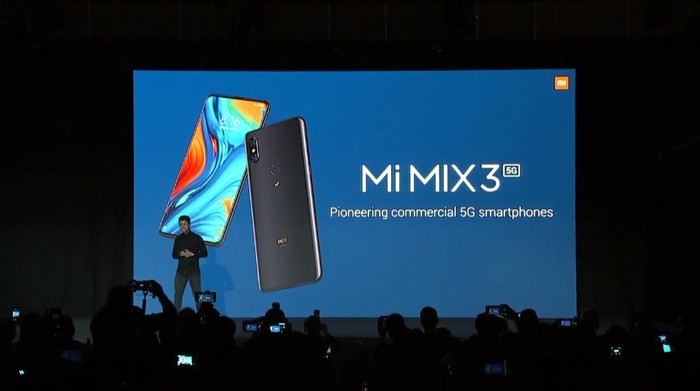 Xiaomi Mi Mix 3 5G di atas panggung MWC 2019. (Foto: dok. Xiaomi via YouTube) Xiaomi Mi Mix 3 5G di atas panggung MWC 2019. (Foto: dok. Xiaomi via YouTube)