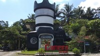 Sesuai dengan namanya, Camera House Borobudur memang berbentuk seperti kamera DSLR. Lokasinya berada di Jalan Majaksingi 8 Borobudur, hanya 10 menit di sebelah selatan Candi Borobudur (Eko Susanto/detikTravel)