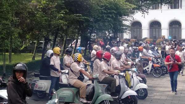 Konvoi Sepeda, Vespa hingga Motor di Gala Premier Dilan 1991 Konvoi Sepeda, Vespa hingga Motor di Gala Premier Dilan 1991