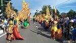 Foto: Putri Mandalika Berlenggak-lenggok di Jalanan Lombok