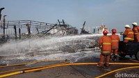 Total 30 kapal yang terbakar dalam peristiwa ini. (Foto: Kebakaran kapal di Muara Baru-Zakia-detikcom)