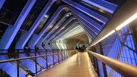 JPO ini salah satu dari tiga JPO yang direvitalisasi Pemprov DKI. Ketiganya adalah JPO Polda Metro Jaya, JPO Gelora Bung Karno, dan JPO Ratu Plaza. Biaya revitalisasi tiga JPO tersebut diperkirakan menghabiskan anggaran Rp 56 miliar. (Foto: dok. Instagram Anies Baswedan)