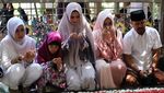 Momen Mulan Jameela Ziarah ke Makam Gus Dur
