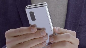 Bagian belakangnya memiliki 3 kamera yang disusun vertikal. Foto: YouTube Samsung
