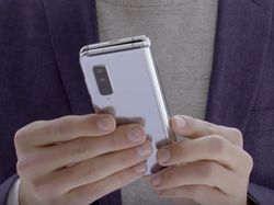 Menggenggam dan Mengoperasikan Ponsel Layar Lipat Galaxy Fold