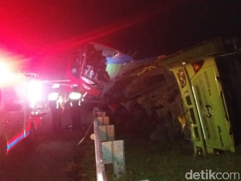 Melaju 100 Km/Jam di Tol Madiun, Bus Medali Mas Tabrak Truk Melaju 100 Km/Jam di Tol Madiun, Bus Medali Mas Tabrak Truk
