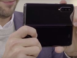 Menggenggam dan Mengoperasikan Ponsel Layar Lipat Galaxy Fold