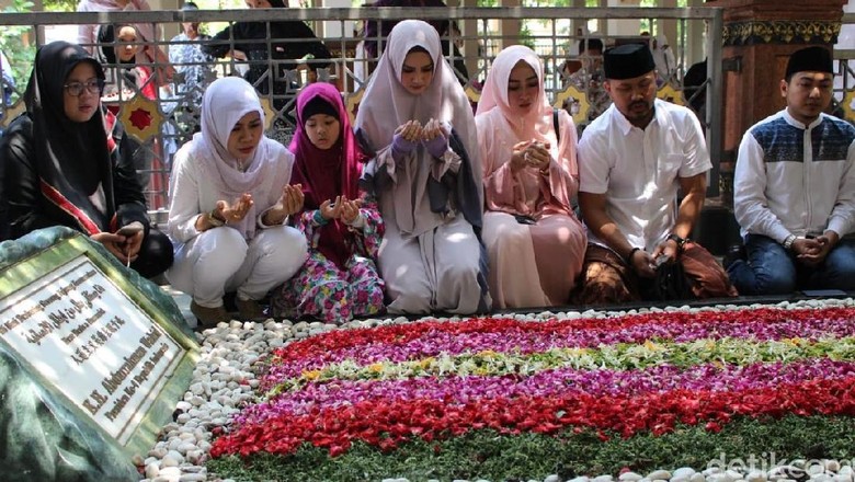 Mulan Jameela Ziarah ke Makam Gus Dur dan Minta Doa ke Gus Solah Mulan Jameela Ziarah ke Makam Gus Dur dan Minta Doa ke Gus Solah
