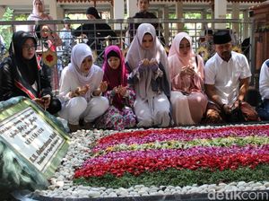 Mulan Jameela Ziarah ke Makam Gus Dur dan Minta Doa ke Gus Solah
