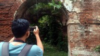 Untuk memasuki kawasan Benteng Pendem hanya ada biaya Rp 5.000. Cukup murah kan? Sudah bisa hunting foto. (Aji Kusuma/detikTravel)