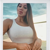 Setelah banyak operasi plastik yang dia jalani, transgender yang punya nama asli Charles Demetri itu masih merasa kurang. Ia ingin memperbaiki bagian dagunya.  Foto: dok. Instagram (@itslademi)