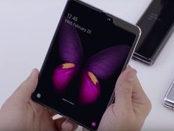 Menggenggam dan Mengoperasikan Ponsel Layar Lipat Galaxy Fold
