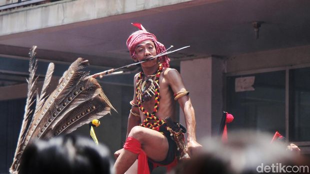 Festival Cap Go Meh digelar di Jakarta Barat, Minggu (24/2/2019). Acara tersebut diramaikan dengan atraksi tatung.