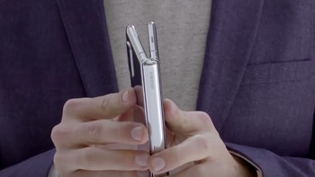 Membuka Galaxy Fold seperti membuka sebuah buku seperti ini. Foto: YouTube Samsung