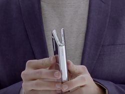 Menggenggam dan Mengoperasikan Ponsel Layar Lipat Galaxy Fold