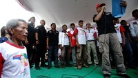 PKL adalah pengusaha golongan tingkat ekonomi lemah atau yang disebut Pegal. Pada pengucapan deklarasi yang dibacakan serentak oleh sejumlah PKL itu kemudian diserahkan ke perwakilan kader pengurus PDI Perjuangan Kota Depok untuk selanjutnya disampaikan langsung ke Jokowi dan Ma’ruf Amin. Foto: dok. PPKLI