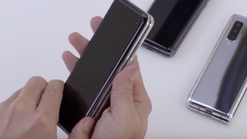 Galaxy Fold dalam keadaan tertutup cukup kecil dalam genggaman tangan. Foto: YouTube Samsung