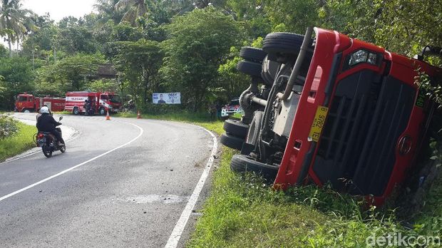 Sopir Mengantuk, Tangki BBM Hantam Tebing di Jalur Pacitan-Solo