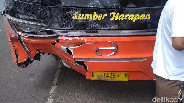 Adu Banteng Mobil vs Bus di Rembang, 3 Orang Tewas