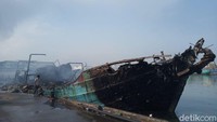 Sejumlah kapal di Pelabuhan Muara Baru, Jakarta Utara hangus terbakar. Peristiwa itu terjadi pada Sabtu (23/2). (Foto: Kebakaran kapal di Muara Baru. Zakia-detikcom)