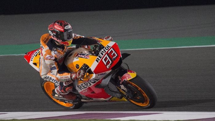 Aksi Marc Marquez di tes pramusim MotoGP di Qatar beberapa waktu lalu. (Foto: Mirco Lazzari gp/Getty Images)