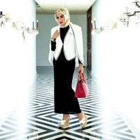  Ini bukan kali pertama ia memutuskan lepas hijab. Tahun 2015 ia mengejutkan publik karena hamil tanpa diketahui siapa suaminya. Kala itu ia memutuskan memakai hijab. Foto: Instagram/shintabachir86_real