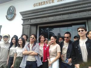 Antusiasnya Ribuan Warga Bandung Sambut Gala Premier Dilan 1991