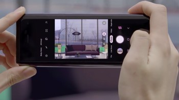 Bisa juga mengoperasikan kamera belakang dalam keadaan tertutup. Foto: YouTube Samsung