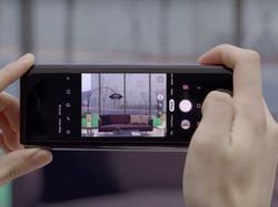 Menggenggam dan Mengoperasikan Ponsel Layar Lipat Galaxy Fold