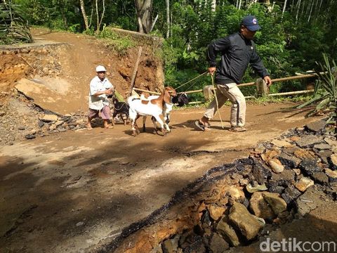 Warga Trenggalek Nekat Lewati Jembatan Putus Meski Berbahaya