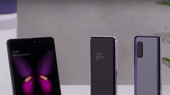 Galaxy Fold dalam kedaan tertutup dan terbuka menjadi tablet. Foto: YouTube Samsung