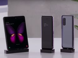 Menggenggam dan Mengoperasikan Ponsel Layar Lipat Galaxy Fold
