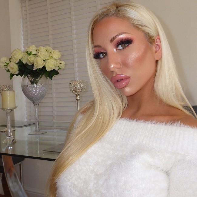 Charlie pun jadi menggila dengan prosedur kecantik. Mulai dari filler pipi, dagu hingga rutin melakukan botox. Setelah tujuh tahun bolak-balik klinik kecantikan, wanita 26 tahun itu pun percaya diri menyebut dirinya mirip dengan Barbi Foto: dok. Instagram (@charliebarbie)