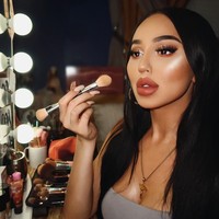 Tapi sejak kecil ia sudah merasa berbeda dari anak laki-laki pada umumnya. Aku selalu tertarik main Barbie, dan suka dengan makeup dan tata rambut, juga mendandani keluargaku. Aku sering main baju-bajuan dengan sepupuku, ungkapnya, seperti dikutip Daily Star.  Foto: dok. Instagram (@itslademi)
