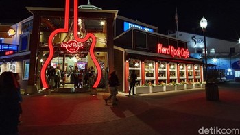  Lampu neon yang biasanya menganggu malah jadi keren dalam foto. Foto: Imron Rosyadi/detikinet
