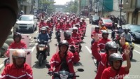 Pengendara motor yang kompak berpakaian serba merah pun tak luput menyambut penayangan film Dilan 1991.  Foto: Veynindia Pardede/ detikHOT