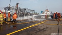 Ada juga petugas yang melakukan pembersihan di lokasi. (Foto: Kebakaran kapal di Muara Baru/Zakia-detikcom)