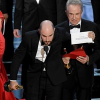 Saat Oscars 2017, Warren Beaty dan Faye Dunaway salah menyebutkan pemenang Best Picture yang seharusnya diraih Moonlight. Saat kru dan para pemain La La Land naik panggung untuk menerima penghargaan, Jimmy Kimmel menginfokan bahwa mereka diberikan amplop yang salah. Peristiwa itu pun jadi skandal paling menghebohkan sepanjang sejarah Academy Awards. Foto: dok. Getty Images