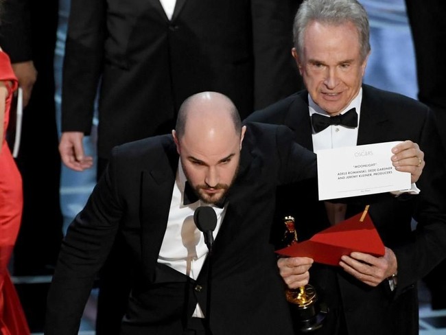 Saat Oscars 2017, Warren Beaty dan Faye Dunaway salah menyebutkan pemenang Best Picture yang seharusnya diraih Moonlight. Saat kru dan para pemain La La Land naik panggung untuk menerima penghargaan, Jimmy Kimmel menginfokan bahwa mereka diberikan amplop yang salah. Peristiwa itu pun jadi skandal paling menghebohkan sepanjang sejarah Academy Awards. Foto: dok. Getty Images