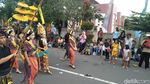Foto: Putri Mandalika Berlenggak-lenggok di Jalanan Lombok