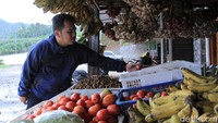Toko oleh-oleh Dahlan ramai pada saat akhir pekan, apalagi saat libur panjang. Membeli oleh-oleh produk lokal berarti juga menggerakkan roda ekonomi masyarakat setempat. (Wisma Putra/detikTravel)