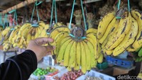 Selain sayuran, di toko milik Dahlan juga dijual beberapa jenis buah. Dari mulai sawo, jeruk nipis dan pisang. (Wisma Putra/detikTravel)