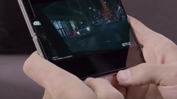 Ini menonon film dari Netflix. Foto: YouTube Samsung