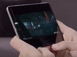 Menggenggam dan Mengoperasikan Ponsel Layar Lipat Galaxy Fold