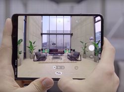 Menggenggam dan Mengoperasikan Ponsel Layar Lipat Galaxy Fold