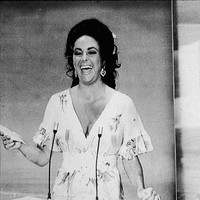 Momen tak terlupakan lainnya terjadi saat perhelatan Oscars 1974. Seorang pria bugil muncul dan berlarian di panggung saat Elizabeth Taylor akan mengumumkan pemenang Best Picture. Pria tersebut diketahui bernama Robert Opal dan ia pun menjadi streaker (orang bugil di tempat publik) paling terkenal sepanjang sejarah. Foto: dok. Getty Images