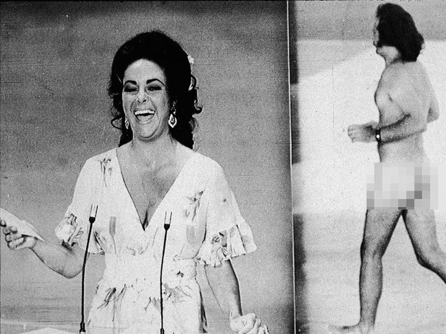 Momen tak terlupakan lainnya terjadi saat perhelatan Oscars 1974. Seorang pria bugil muncul dan berlarian di panggung saat Elizabeth Taylor akan mengumumkan pemenang Best Picture. Pria tersebut diketahui bernama Robert Opal dan ia pun menjadi streaker (orang bugil di tempat publik) paling terkenal sepanjang sejarah. Foto: dok. Getty Images